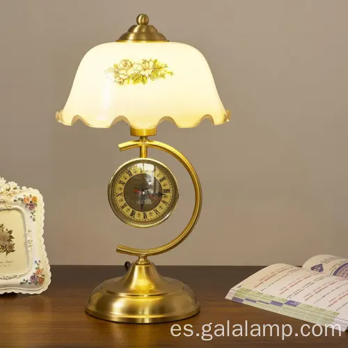 Lámpara de escritorio de metal retro elegante con sombra de flores